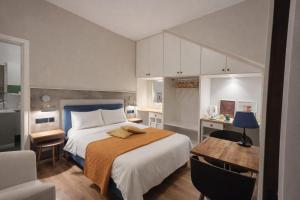 a bedroom with a large bed and a desk with a desk at Rotas B in St. Julianʼs