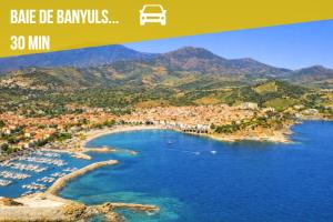 a view of a bay with boats in the water at ELEGANCE Castillet - Plein Centre Proche Gare Bus et Transports - IDEAL COUPLE ou PRO - Moderne et Confort - OFFRE SPECIALE in Perpignan