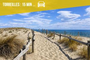 a path to the beach with a car on it at ELEGANCE Castillet - Plein Centre Proche Gare Bus et Transports - IDEAL COUPLE ou PRO - Moderne et Confort - OFFRE SPECIALE in Perpignan +33 photos