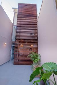 ein Gebäude mit einer großen Holztür an der Seite in der Unterkunft Studio rent in Piura