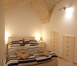 ein Schlafzimmer mit einem Bett, auf dem zwei Handtücher liegen in der Unterkunft Dimora Giulia Superba in Terlizzi