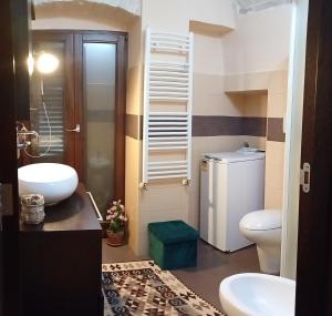 ein Badezimmer mit zwei Waschbecken und einer Toilette in der Unterkunft Dimora Giulia Superba in Terlizzi + 26 Fotos
