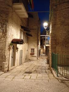eine Gasse in einem alten Gebäude bei Nacht in der Unterkunft Dimora Giulia Superba in Terlizzi