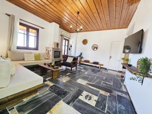 a living room with a couch and a tv at Lemon Nest in Marathokampos
