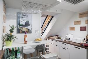 Kuchyň nebo kuchyňský kout v ubytování Bright 2-Bedroom Duplex Apartment near Gare Saint-Jean with Parking + 12 fotografií