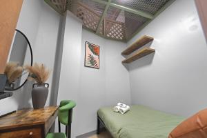 ein Zimmer mit einem Bett, einem Schreibtisch und einem Tisch in der Unterkunft CityNest New York in New York + 49 Fotos