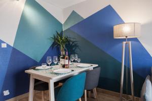 Fotografie z fotogalerie ubytování Bright 2-Bedroom Duplex Apartment near Gare Saint-Jean with Parking v destinaci Bordeaux