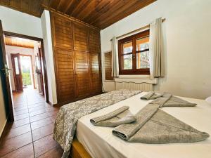 a bedroom with a bed with towels on it at Orange Nest in Marathokampos
