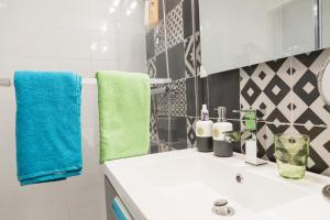 Koupelna v ubytování Bright 2-Bedroom Duplex Apartment near Gare Saint-Jean with Parking