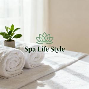 a bathroom with two towels and a spa life style logo at SPA LIFESTYLE Centro de Bem Estar in Canela