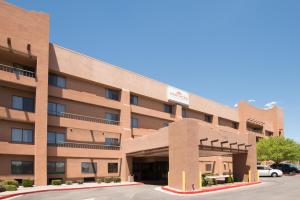 uma representação da frente de um hotel em Hawthorn Suites by Wyndham Albuquerque em Albuquerque