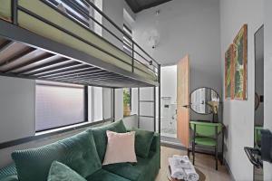ein Wohnzimmer mit einer grünen Couch und einem Fenster in der Unterkunft CityNest New York in New York