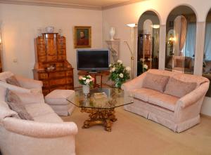a living room with two chairs and a glass table at Haus Schaper in Westerland