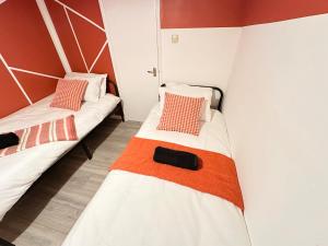 a room with two beds in a room at Luton Airport Accomodation in Luton +2 photos