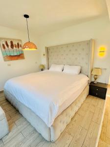 a bedroom with a large white bed in a room at DUBAI by luxury Atitlan in San Pedro La Laguna
