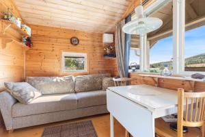 ein Wohnzimmer mit Sofa und Tisch in der Unterkunft Calm in Nyland
