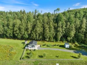 Luftaufnahme eines Hauses auf einem Feld mit Bäumen in der Unterkunft Calm in Nyland