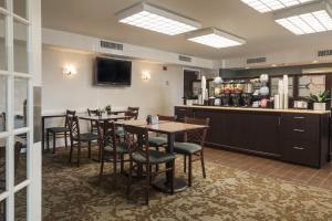 TV a/nebo společenská místnost v ubytování Ramada by Wyndham Boston