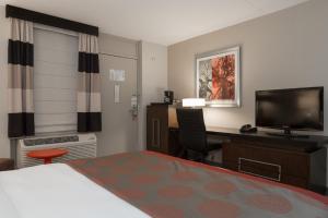Postel nebo postele na pokoji v ubytování Ramada by Wyndham Boston