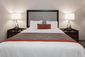 Postel nebo postele na pokoji v ubytování Ramada by Wyndham Boston