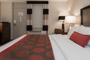 Postel nebo postele na pokoji v ubytování Ramada by Wyndham Boston