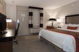 Postel nebo postele na pokoji v ubytování Ramada by Wyndham Boston