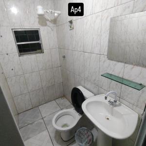 ein Badezimmer mit Toilette und Waschbecken in der Unterkunft Residencial Romulo Casa in Manaus