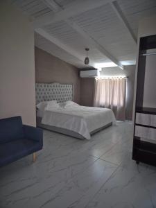 a large bedroom with a bed and a couch at Laureles del parque loft in Barranquilla