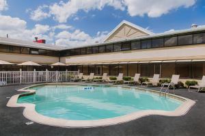 Bazén v ubytování Ramada by Wyndham Boston nebo v jeho okolí