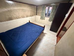 a bedroom with a blue bed in a room at MICKaL in Bang Hin Chang (1)