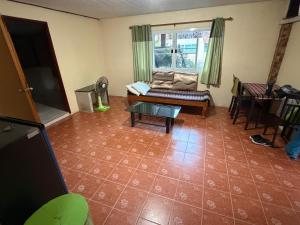 a living room with a couch and a table at MICKaL in Bang Hin Chang (1)