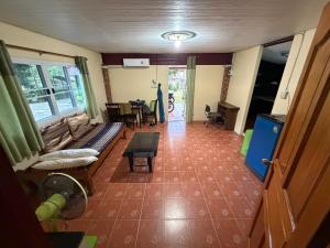 a living room with a couch and a table at MICKaL in Bang Hin Chang (1)