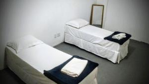 two beds in a small room withthritisthritisthritisthritisthritisthritisthritisthritisthritis at Hotel BH Center in Belo Horizonte