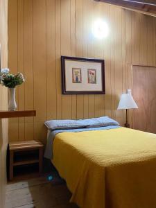 a bedroom with a bed and a vase of flowers at Cabañas El Ensueño in La Ciudad