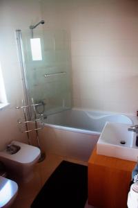 Ένα μπάνιο στο Saudade Peniche Apartment +29 φωτογραφίες