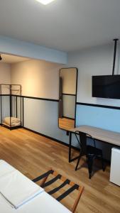 a room with a desk and a mirror in it at Hotel Lagoa in Laguna