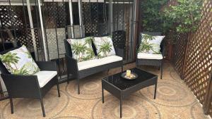 a group of chairs and a table on a patio at Se arrienda casa Reñaca Bajo 3 habitaciones ,estacionamiento in Viña del Mar