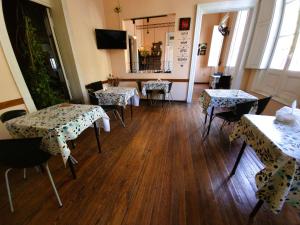 Televizorius ir (arba) pramogų centras apgyvendinimo įstaigoje Hotel Avenida