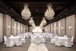a banquet hall with white tables and chandeliers at Hotel Bernoui Seoul in Seoul