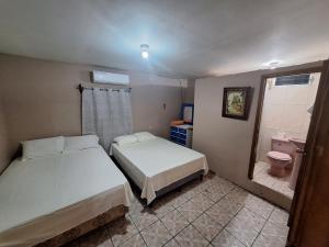 a small bedroom with two beds and a bathroom at Tu casa en Omoa in Omoa +20 photos