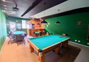a pool table in a room with green walls at Aldeia dos reis - Condado - Mangaratiba - Loft 405 bl 3 in Mangaratiba