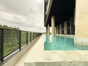 a swimming pool on the side of a building at Sky Design Alphaville Hotel Residence in Barueri