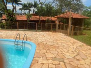 a swimming pool in a yard with a fence at Villa Domus in Barretos