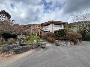 a house sitting on top of a hill at スピークイージー in Higashiizu