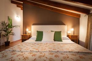 Postel nebo postele na pokoji v ubytování Petit Hotel Alaro