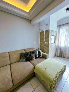a living room with a couch and a shower at Piscina, churrasqueira, garagem, sauna e academia! in Capão da Canoa