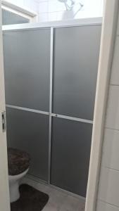 a shower stall with a toilet in a bathroom at Casa Samambaia in Piranhas