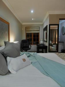 1 dormitorio con 1 cama con sábanas y almohadas blancas en 2 Leafed Doors en Johannesburgo