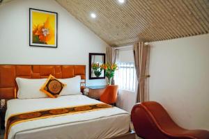 a bedroom with a bed and a vase of flowers at Queen Hotel Van Phu Urban in Hà Ðông +58 photos