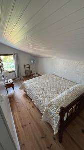 a bedroom with a bed in a room with a ceiling at Los Rochas, Barra de Chuy in Barra del Chuy